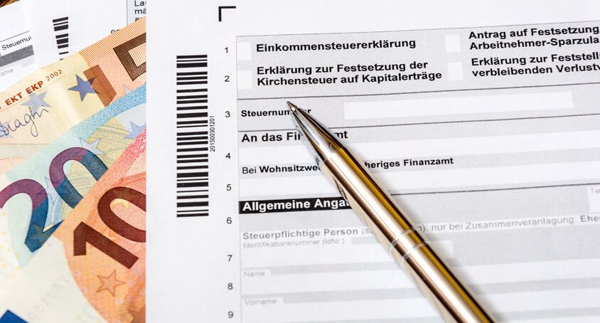 Deutsches Steuererklärungsformular mit Feldern für persönliche Angaben und Einkommensinformationen.